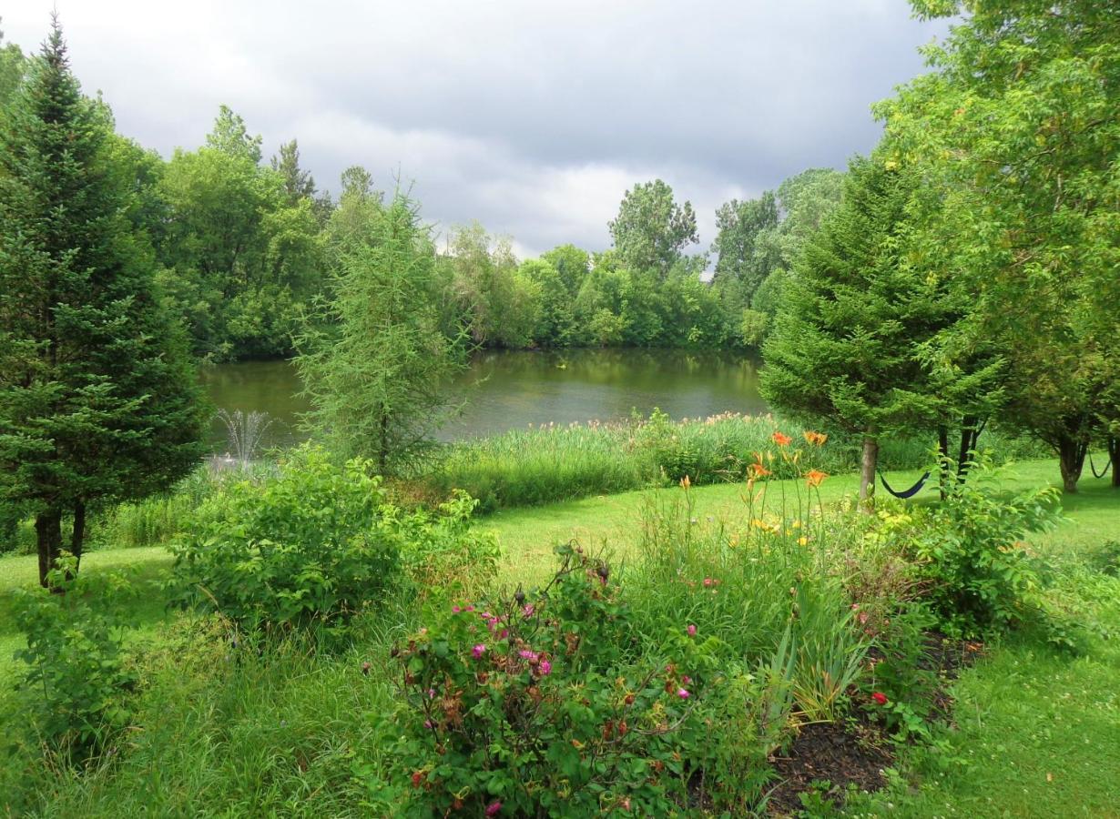 Motel Des Deux Lacs Waterloo ภายนอก รูปภาพ