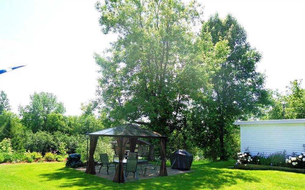 Motel Des Deux Lacs Waterloo ภายนอก รูปภาพ