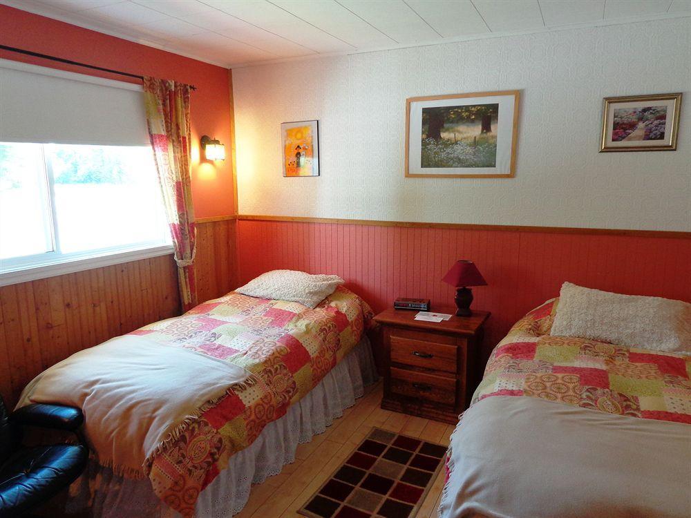 Motel Des Deux Lacs Waterloo ภายนอก รูปภาพ