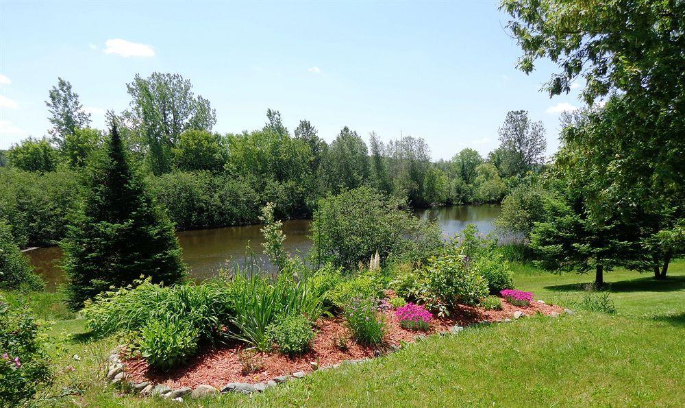 Motel Des Deux Lacs Waterloo ภายนอก รูปภาพ
