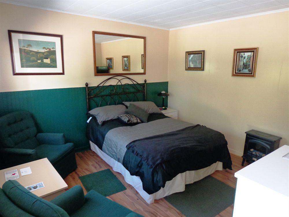 Motel Des Deux Lacs Waterloo ภายนอก รูปภาพ