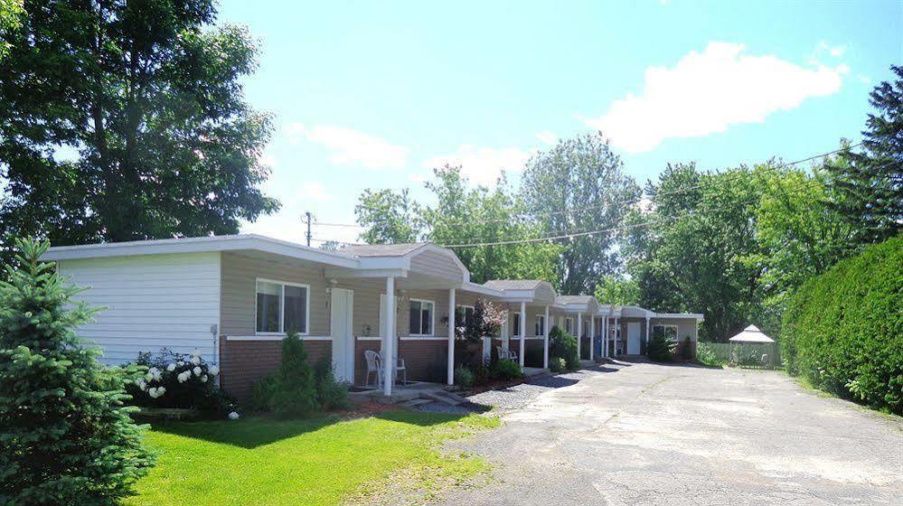 Motel Des Deux Lacs Waterloo ภายนอก รูปภาพ
