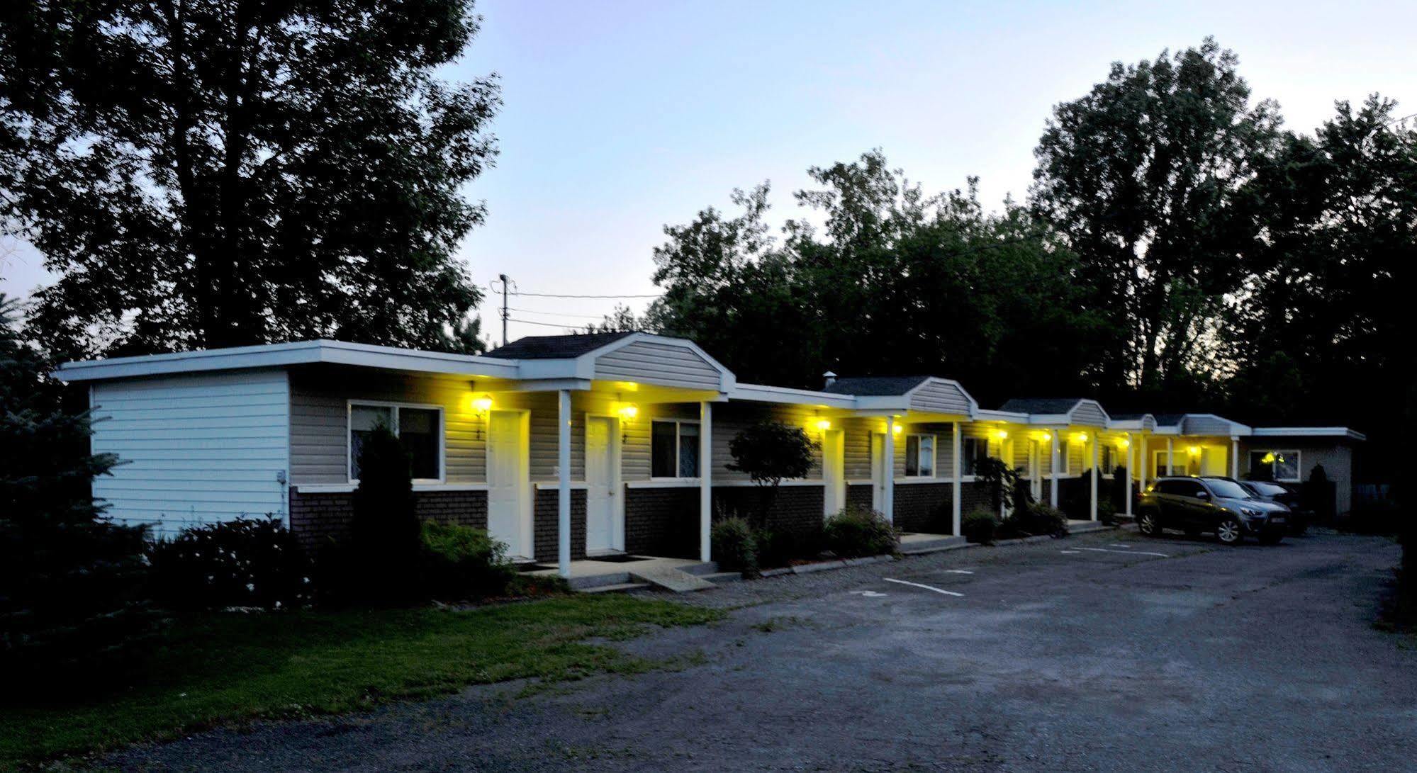 Motel Des Deux Lacs Waterloo ภายนอก รูปภาพ