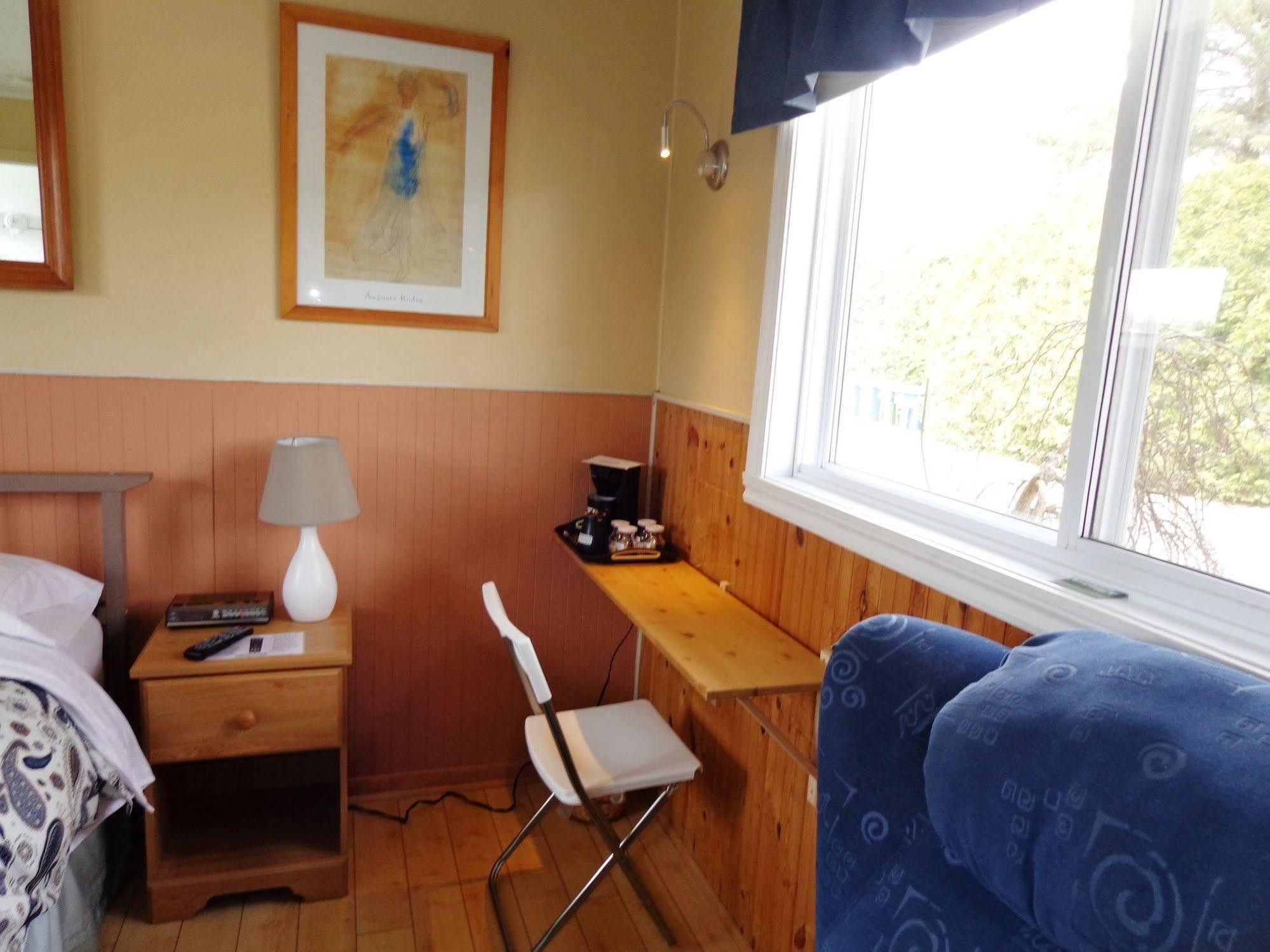 Motel Des Deux Lacs Waterloo ภายนอก รูปภาพ