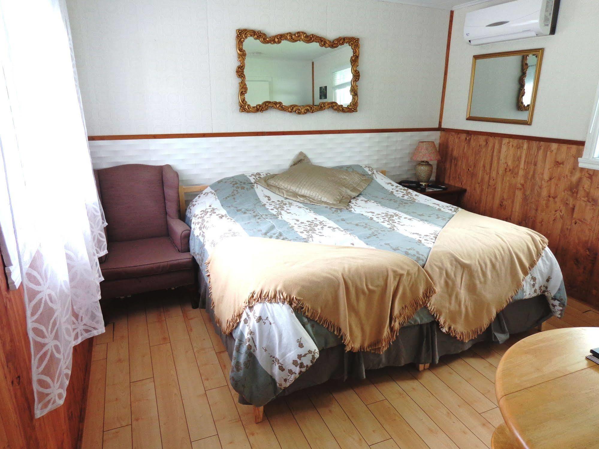 Motel Des Deux Lacs Waterloo ภายนอก รูปภาพ
