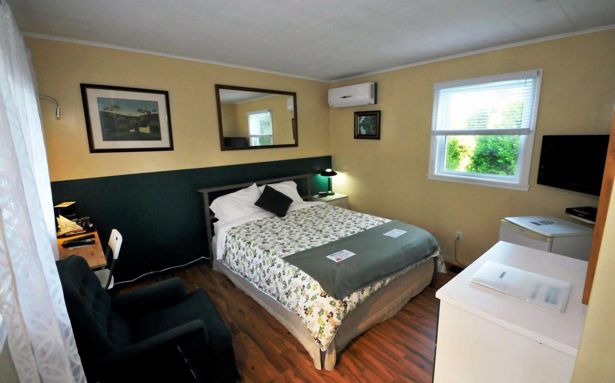 Motel Des Deux Lacs Waterloo ภายนอก รูปภาพ