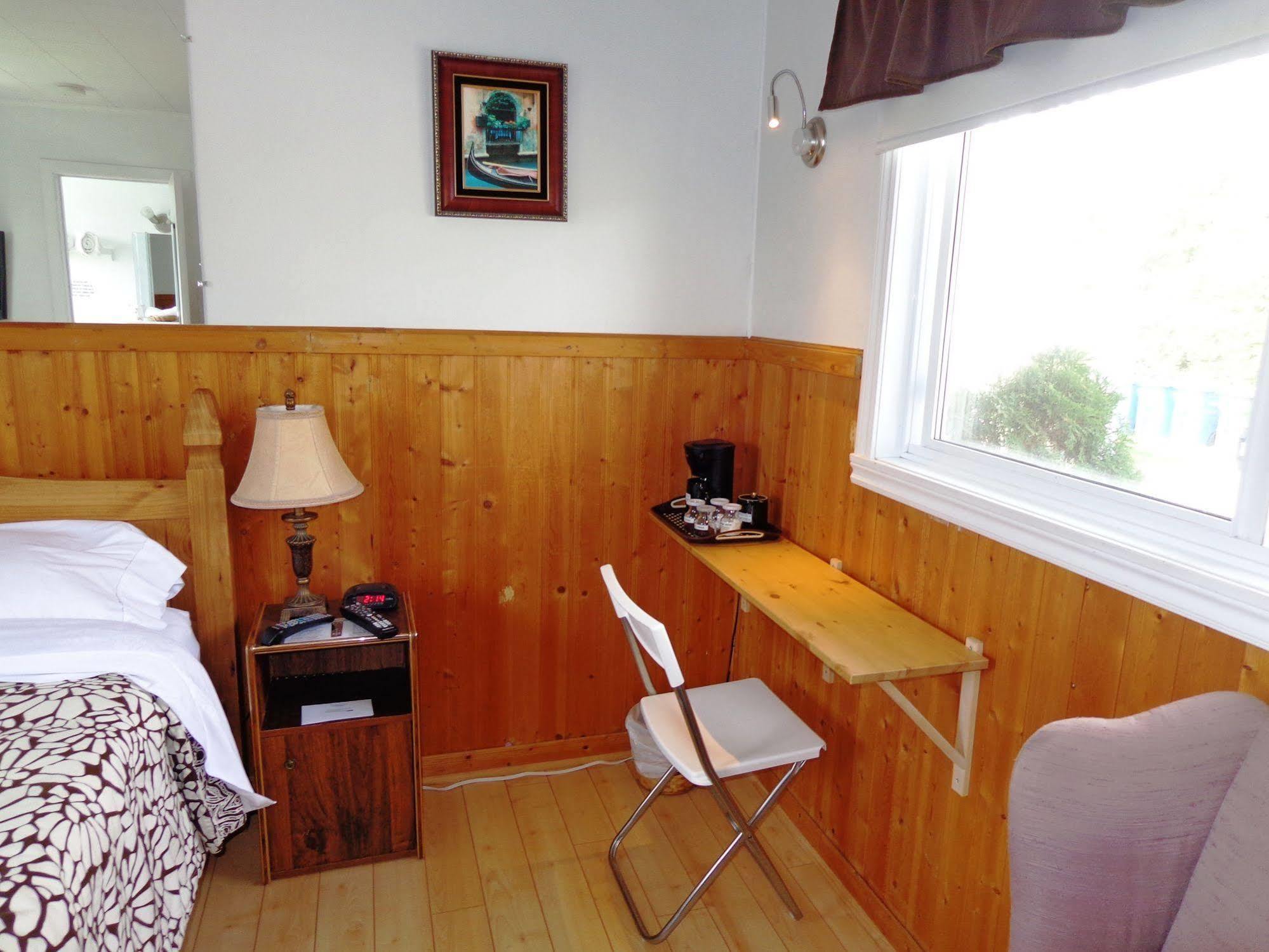 Motel Des Deux Lacs Waterloo ภายนอก รูปภาพ