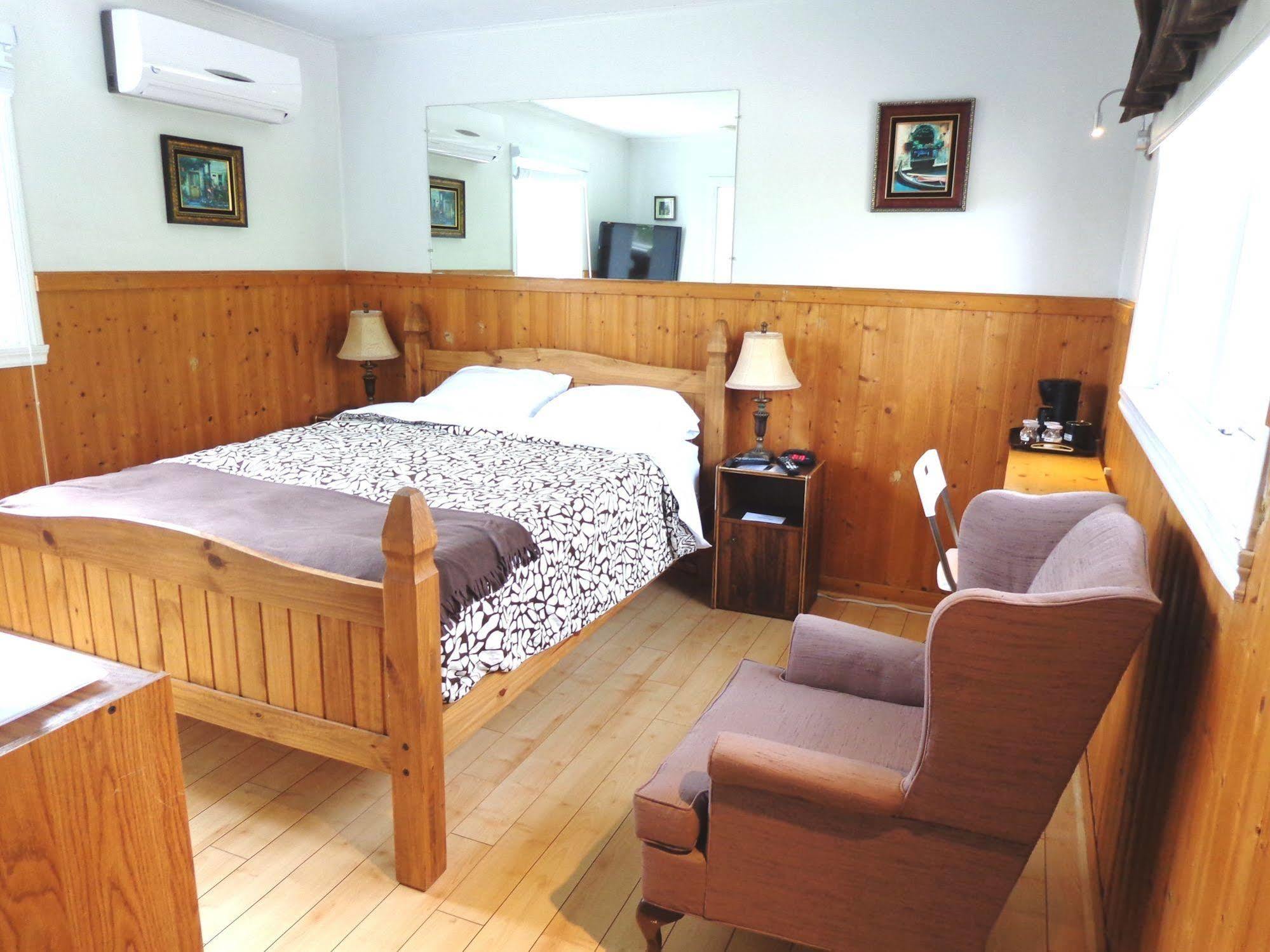 Motel Des Deux Lacs Waterloo ภายนอก รูปภาพ