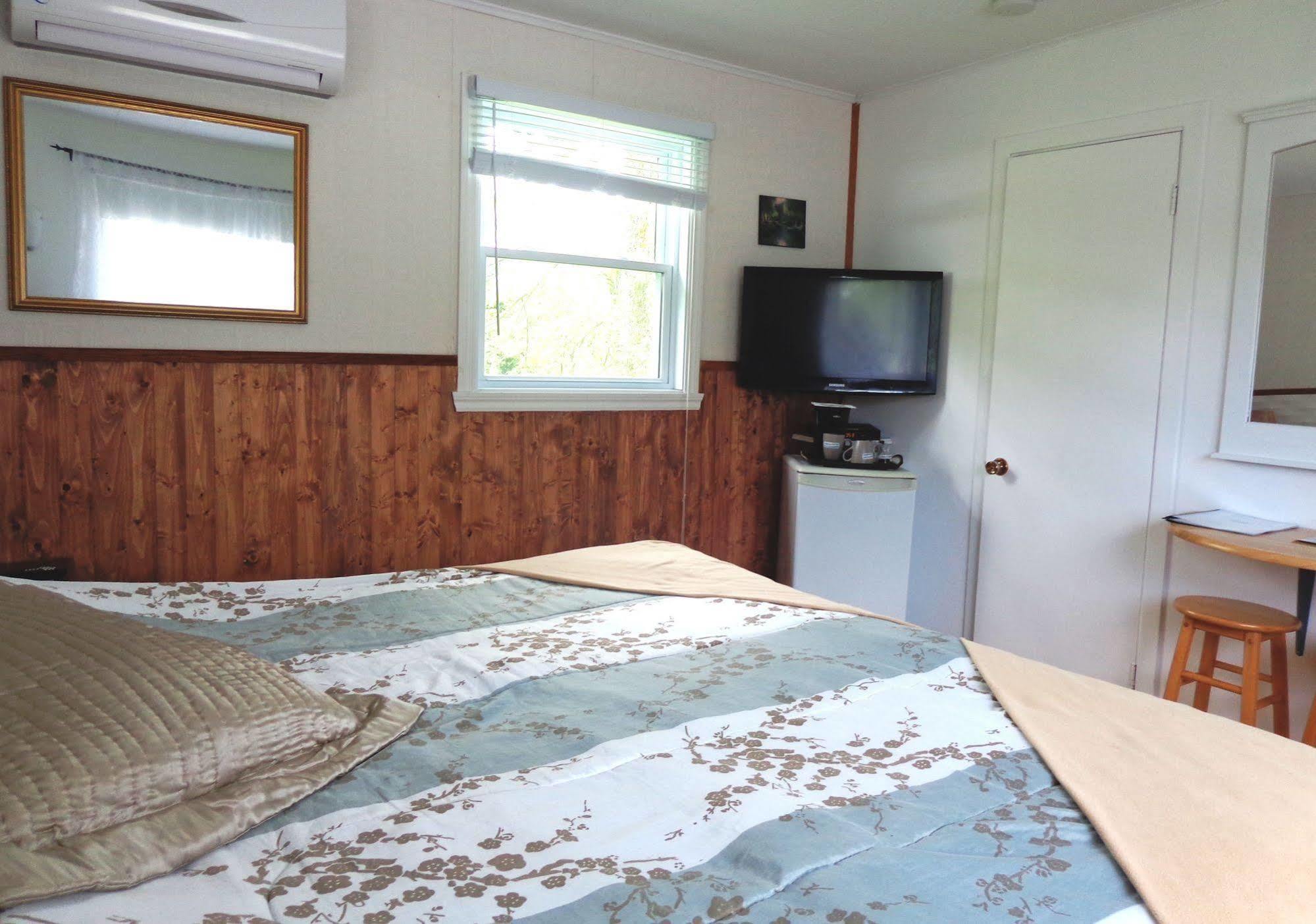 Motel Des Deux Lacs Waterloo ภายนอก รูปภาพ