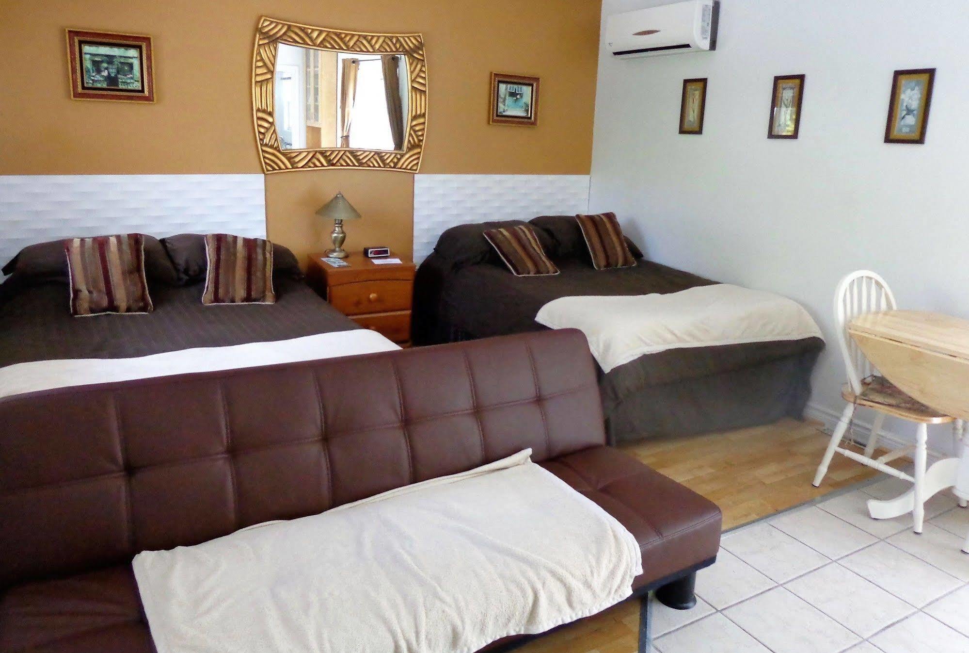 Motel Des Deux Lacs Waterloo ภายนอก รูปภาพ