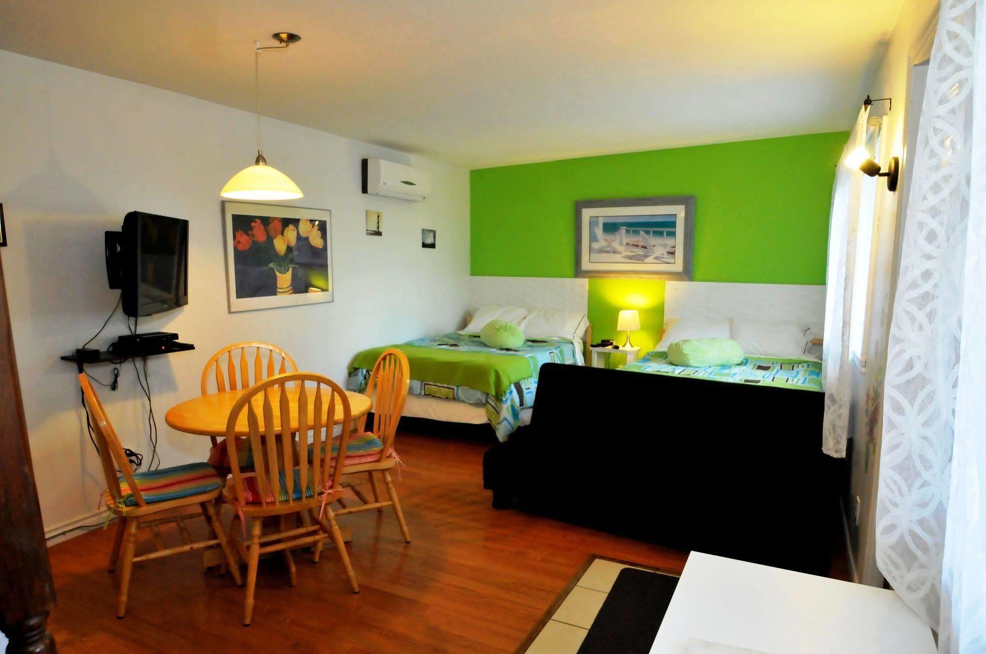Motel Des Deux Lacs Waterloo ภายนอก รูปภาพ