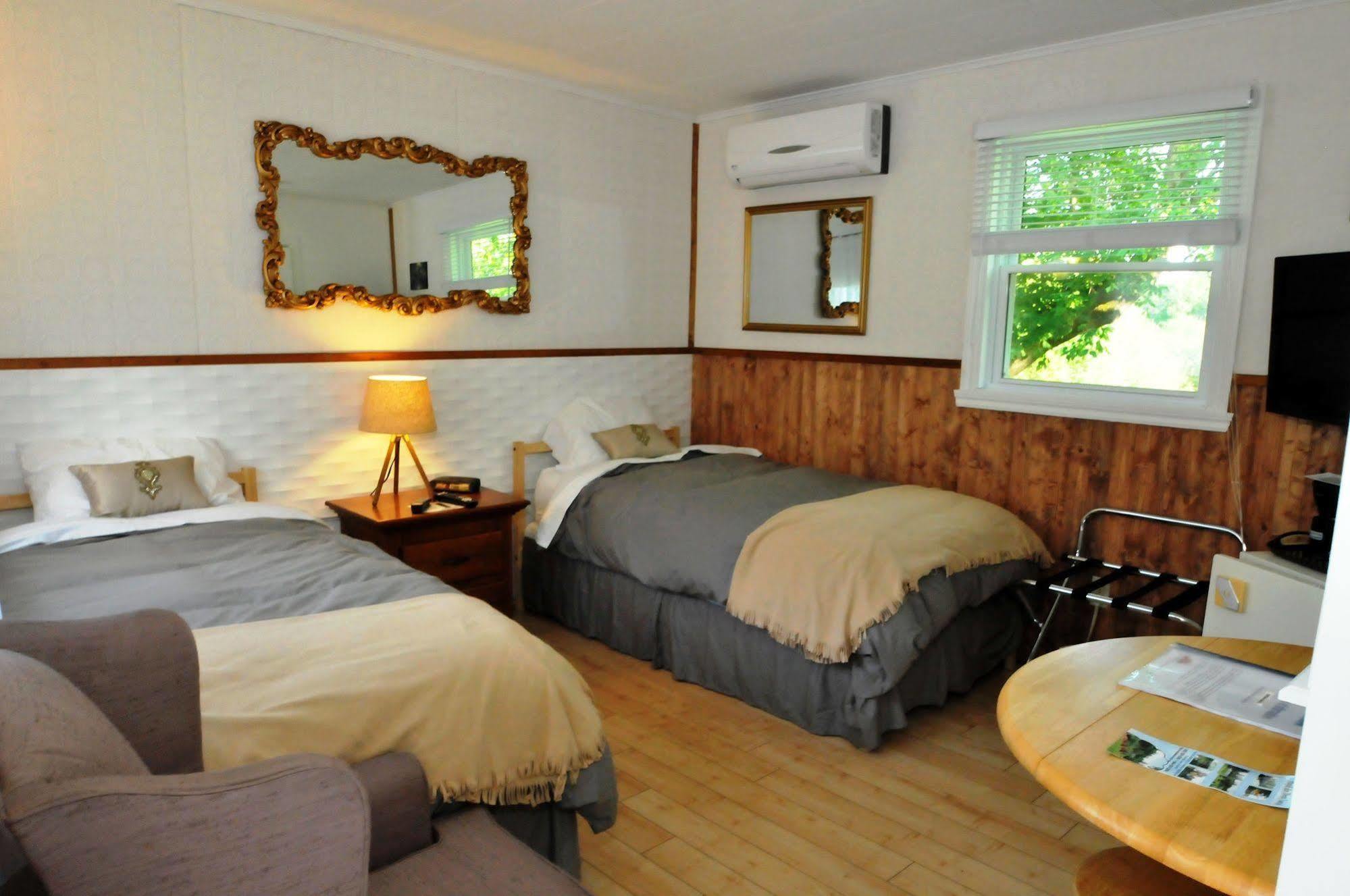 Motel Des Deux Lacs Waterloo ภายนอก รูปภาพ