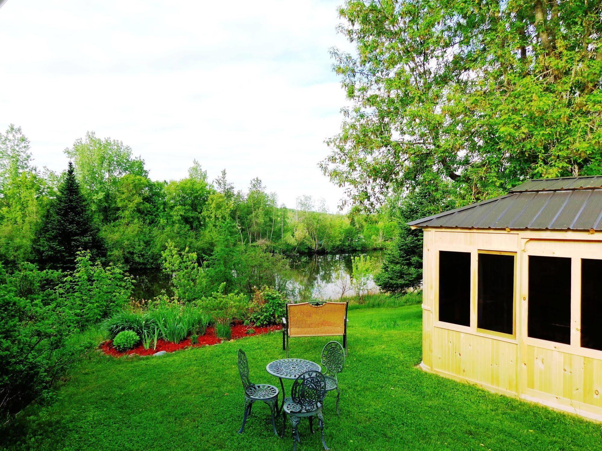 Motel Des Deux Lacs Waterloo ภายนอก รูปภาพ